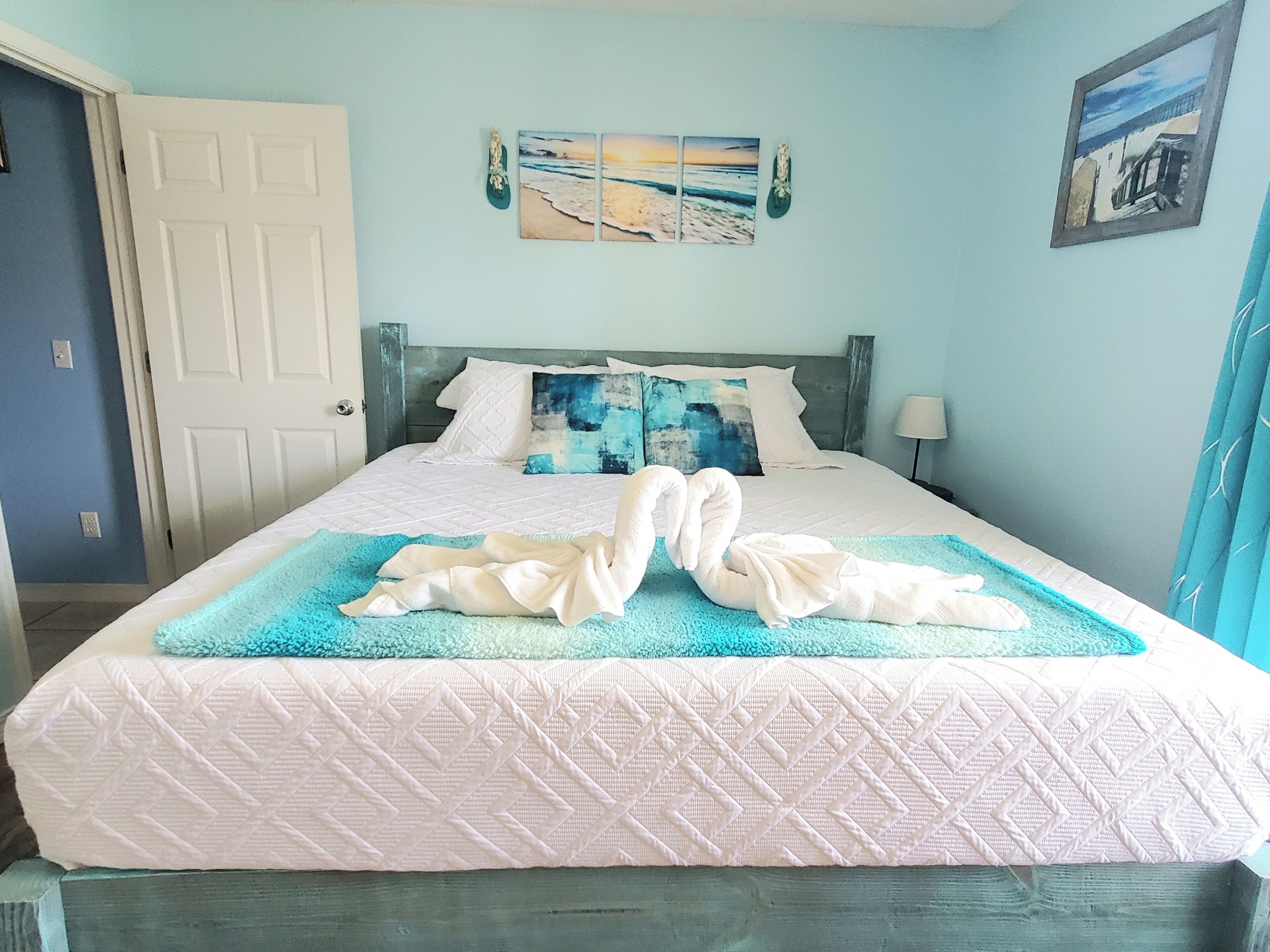 1 habitación, escritorio, tabla de planchar con plancha y cuna de viaje 