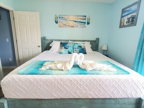 1 slaapkamer, een bureau, een strijkplank/strijkijzer, reisbedje