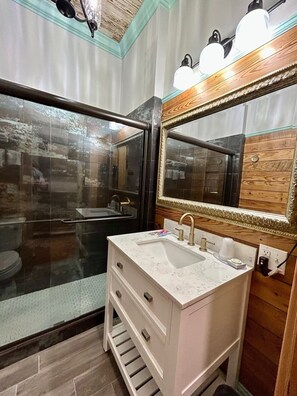 Hair dryer, towels - Room 2 (sleeps 2) at Chipley's Squareview Inn (Carthage)