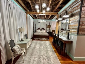 1 bedroom, iron/ironing board, free WiFi, bed sheets - Room 2 (sleeps 2) at Chipley's Squareview Inn (Carthage)