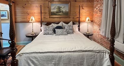 Room 4 (sleeps 2) at Chipley's Squareview Inn