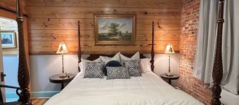 Room 4 (sleeps 2) at Chipley's Squareview Inn