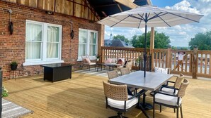 Outdoor dining - Room 7 (sleeps 2) at Chipley's Squareview Inn (Carthage)