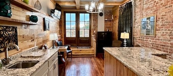 Room 7 (sleeps 2) at Chipley's Squareview Inn
