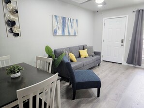 Smart TV, offices - ENTIRE DUPLEX | 2BR | Washer/Dryer | Sleeps 4 | Near Airport (Austin)