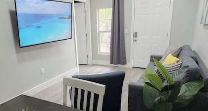 ENTIRE DUPLEX | 2BR | Washer/Dryer | Sleeps 4 | Near Airport