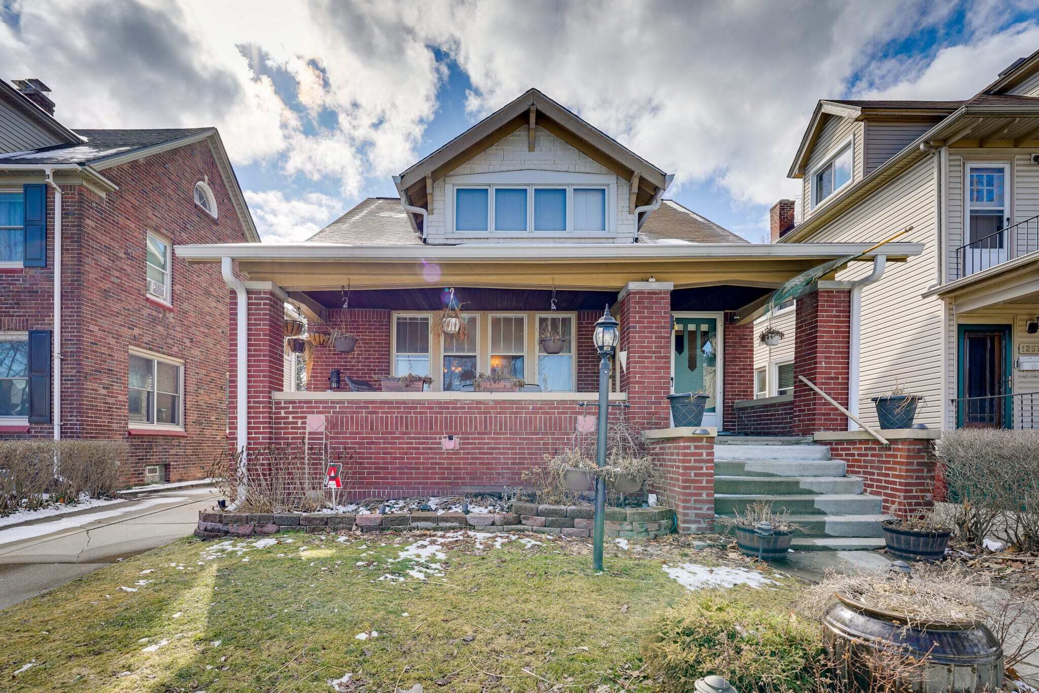 Spacious 5-bedroom bungalow in awesome Grosse Pointe Park!!