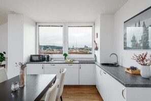 Réfrigérateur, micro-ondes, plaque de cuisson, lave-vaisselle