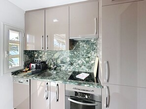 Réfrigérateur, four, plaque de cuisson, lave-vaisselle