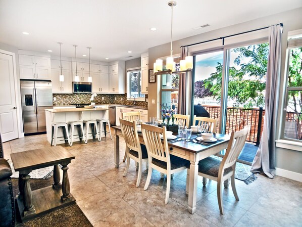 Maison Luxe, balcon, vue montagne | Salle à manger