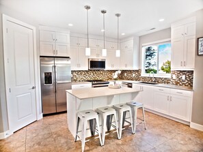 Maison Luxe, balcon, vue montagne | Cuisine privée | Grand réfrigérateur, micro-ondes, four, plaque de cuisson