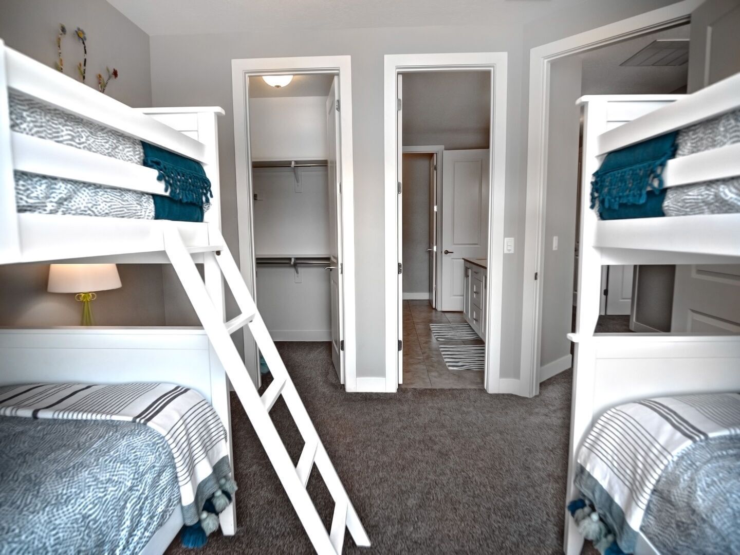 Casa superluxo, sacada, vista para a montanha | 3 quartos, escrivaninha, espaço de trabalho para notebook