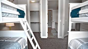 Casa superluxo, sacada, vista para a montanha | 3 quartos, escrivaninha, espaço de trabalho para notebook