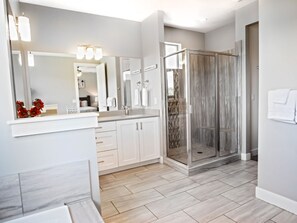 Luxury House, Balcony, Mountain View | Bathroom | Towels, soap, shampoo, toilet paper - Entrada at Moab 598 (Moab)