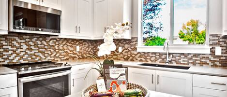 Luxury House, Balcony, Mountain View | Private kitchen | Full-size fridge, microwave, oven, stovetop