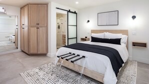 A modern bedroom with a large bed, a wardrobe, a sliding door, and a bedside table. - Hotel Bayit Modesto Salida (Salida)