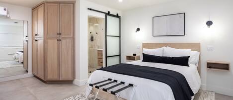 Luxe beddengoed, donsdekens, pillowtop-bedden, een bureau