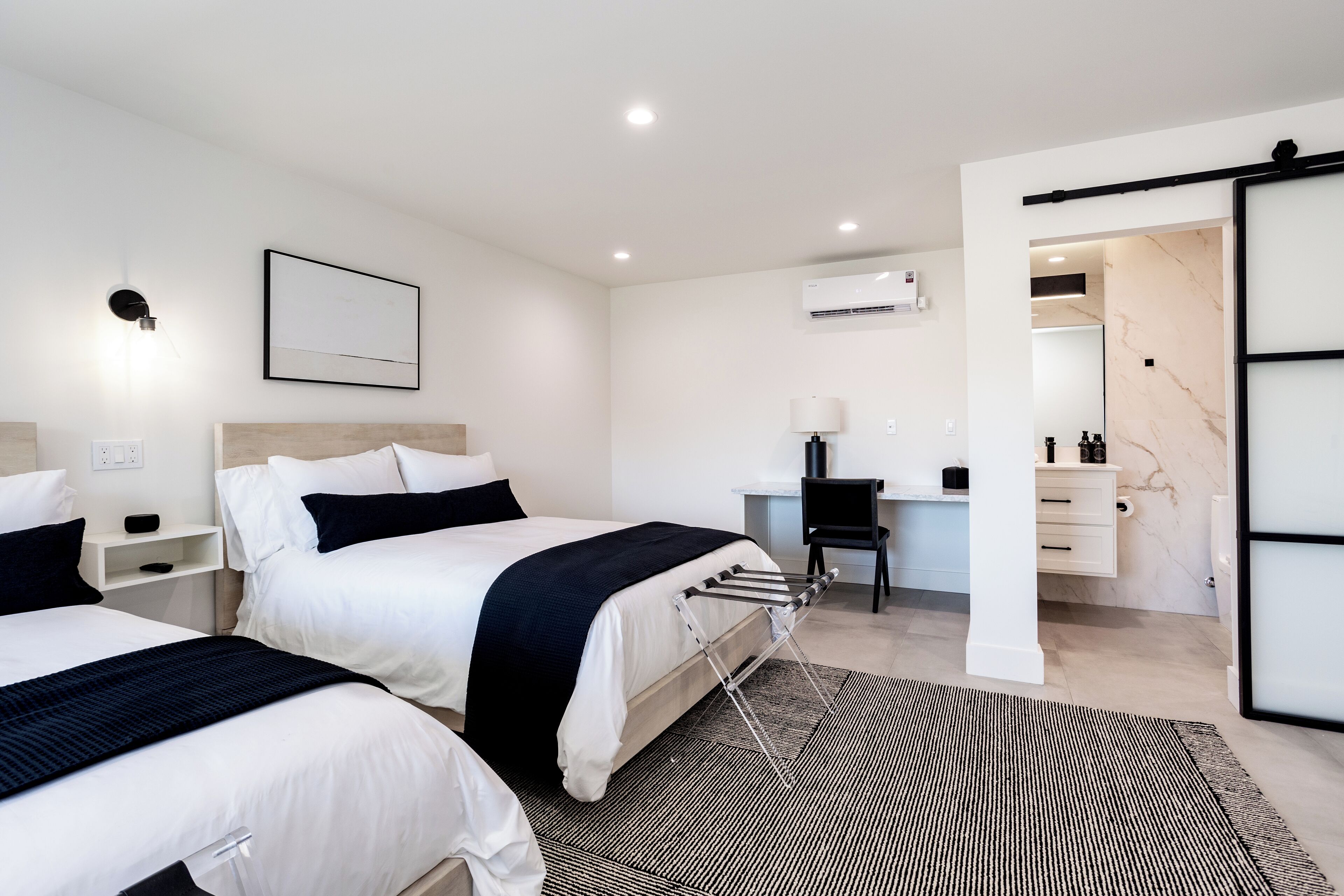 Habitación doble | Ropa de cama de alta calidad, edredón y camas con pillow-top 