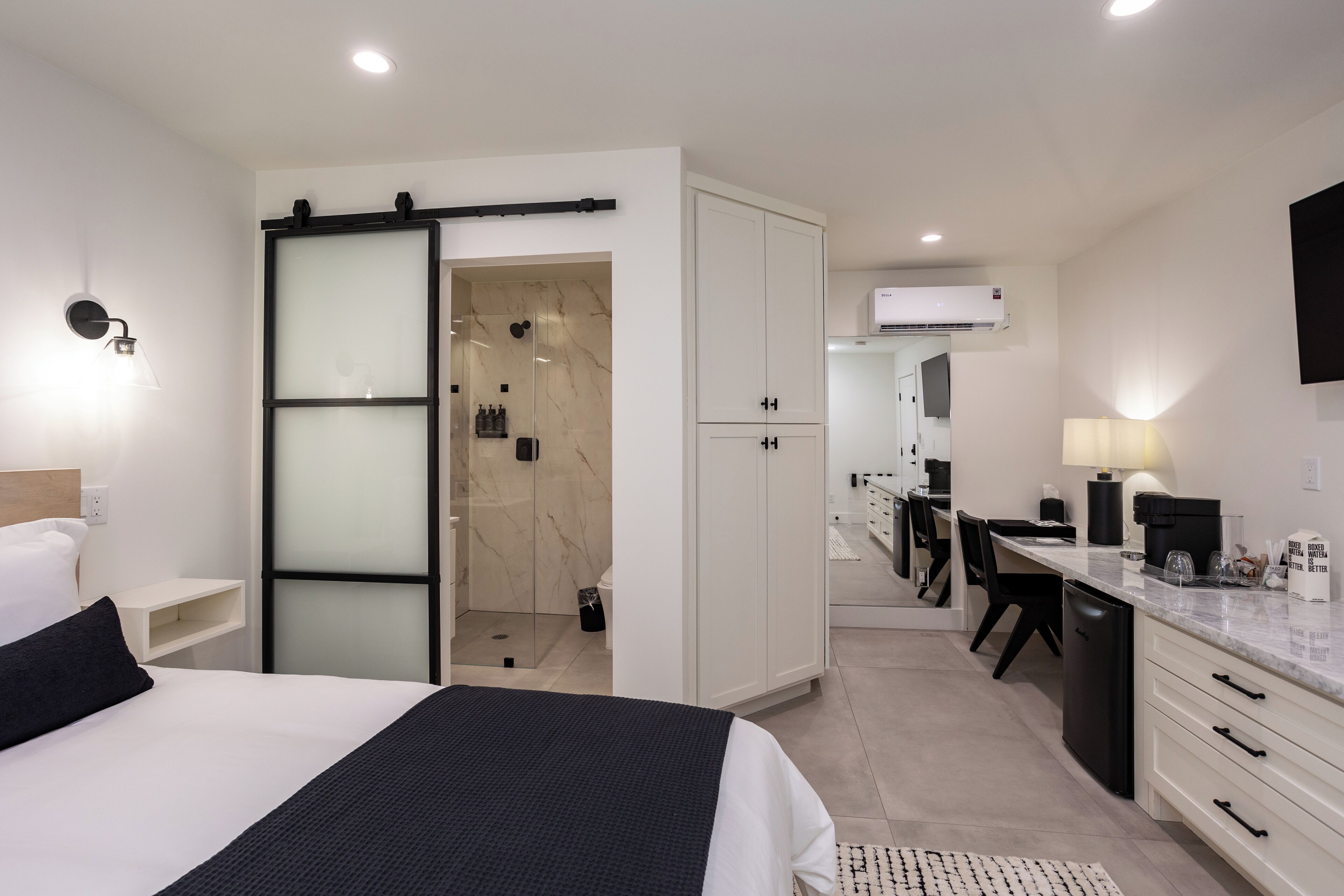 Standard Room, 1 Queen Bed | Premium bedding, down duvets, pillow-top beds, desk