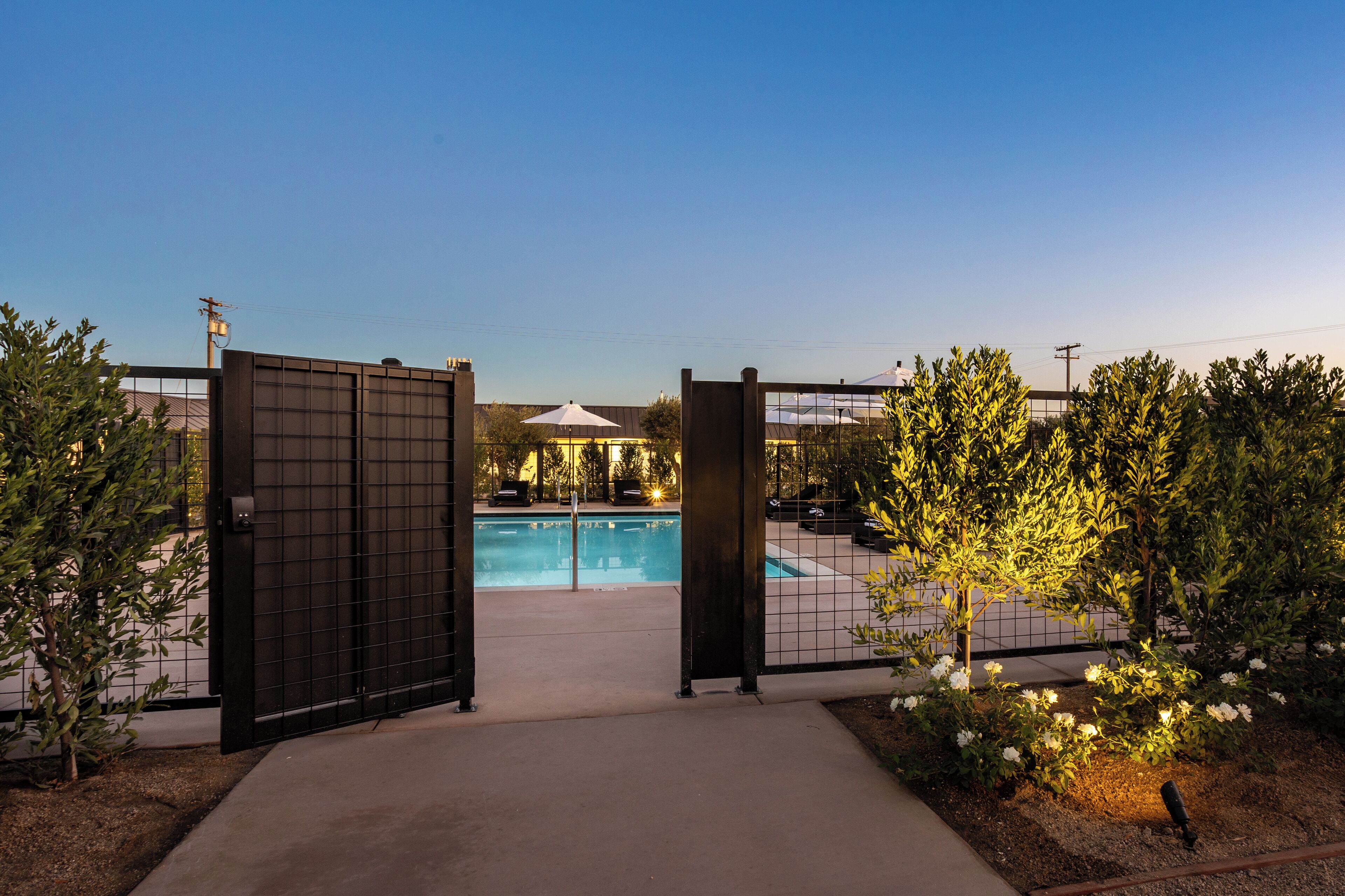 Una piscina al aire libre
