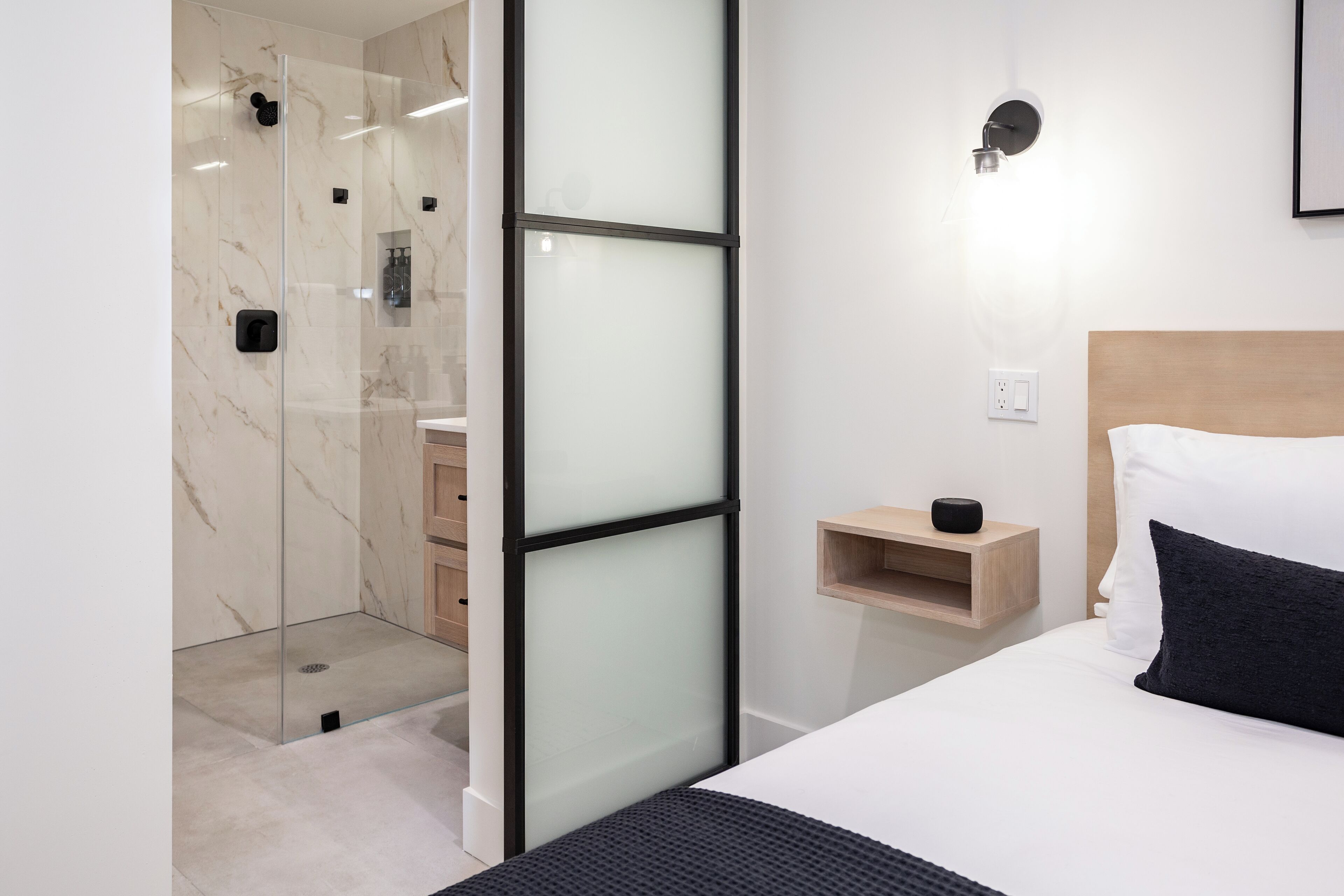 Comfort Room, 1 King Bed | Bathroom | Eco-friendly toiletries, hair dryer, bathrobes, towels