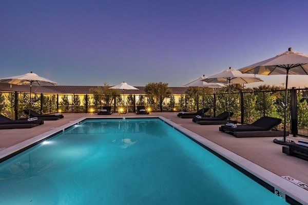 Una piscina al aire libre