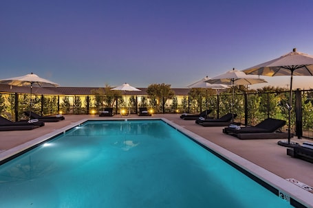 Una piscina al aire libre