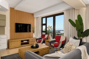 TV - Beautiful 2 Bedroom Apartment in Heart of CBD (Cape Town)