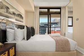 2 bedrooms, in-room safe, iron/ironing board, WiFi - Beautiful 2 Bedroom Apartment in Heart of CBD (Cape Town)