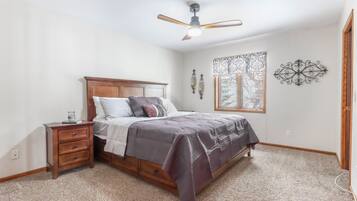 3 habitaciones, tabla de planchar con plancha, wifi y ropa de cama