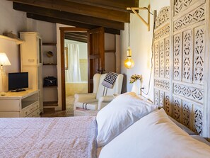 3 bedrooms, iron/ironing board, free WiFi, bed sheets - Cubo's Valame Coin House Town Center / urban / terrace / free wifi (Coín)