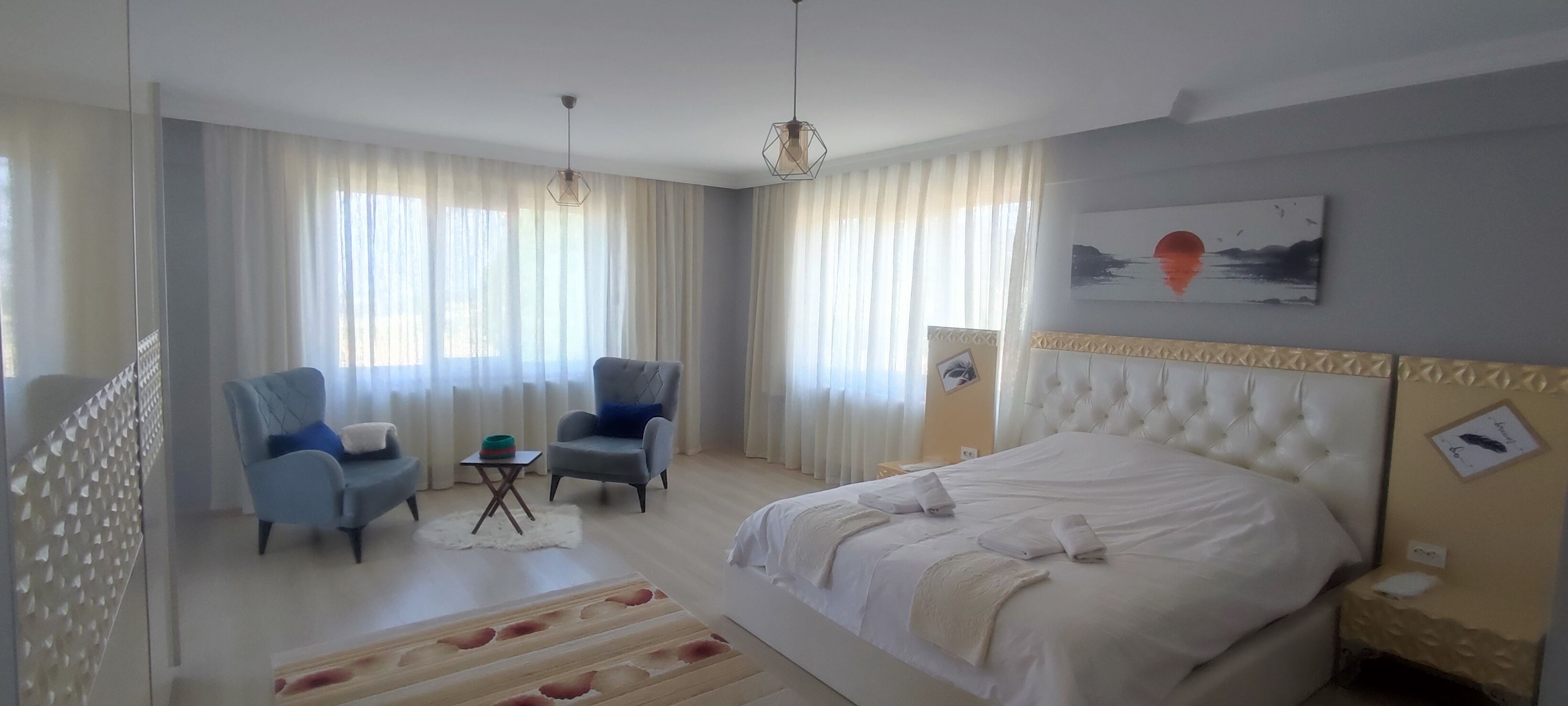 5 bedrooms, desk, WiFi, bed sheets