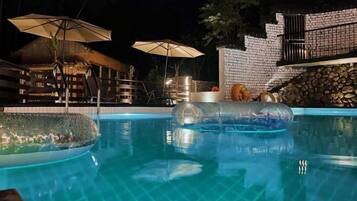 Kolam renang outdoor