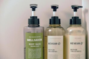 Trois bouteilles de gel douche et de shampoing.