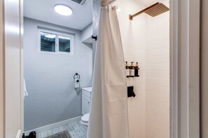 Shower, jetted bath, hair dryer, towels