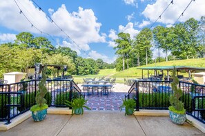 Outdoor dining - The 19th Hole- Sleeps 6, The 19th Hole- Near Lake Martin- Sleeps 6- Golf Condo (Dadeville)