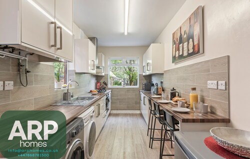 Stylish & Central 3 Bed House | Parking & Garden