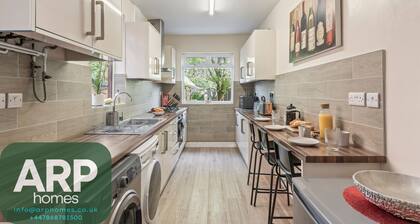 Stylish & Central 3 Bed House | Parking & Garden