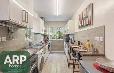 Stylish & Central 3 Bed House | Parking & Garden