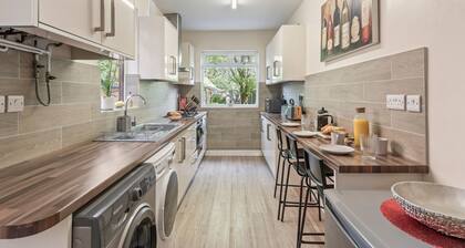 Stylish & Central 3 Bed House | Parking & Garden