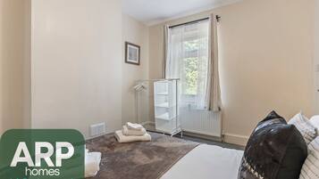 3 bedrooms, iron/ironing board, WiFi, bed sheets