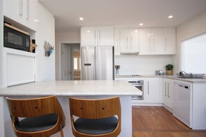 Microondas, horno, parrilla de estufa y lavavajillas 