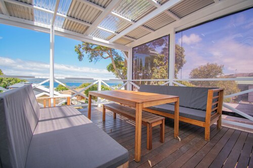 Light and bright 3 bedroom house with harbour views