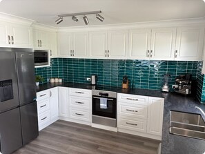 Micro-ondes, four, plaque de cuisson, cafetière/bouilloire