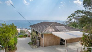 A two-story building with a tiled roof, a covered porch, and a view of the sea. - Torndirrup Seascape - Albany (Albany)