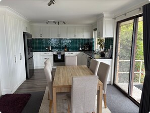 Micro-ondes, four, plaque de cuisson, cafetière/bouilloire