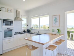 Mikrowelle, Ofen, Herdplatte, Wasserkocher mit Kaffee-/Teezubehör