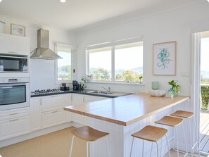 Micro-ondes, four, plaque de cuisson, cafetière/bouilloire