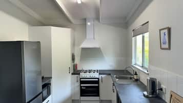 Microondas, horno, parrilla de estufa y lavavajillas