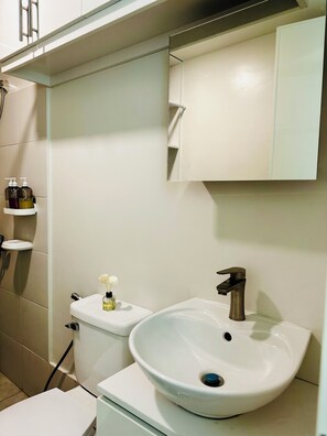 Dusche, Bidet, Handtücher, Seife